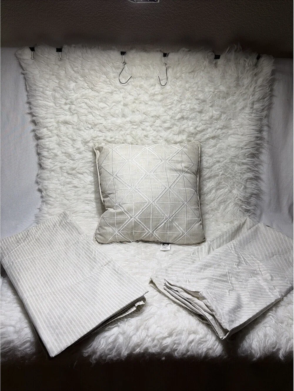 5 Pc  ANNE KLEIN pillow cases- 2 King Size /2 Shams & 1 Decorative Pillow